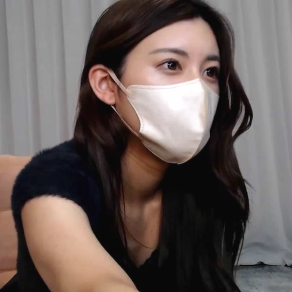 【エロライブチャット】黒茶髪ゆるふわロング綺麗系美人マスク女子降臨エロチャット！スタイル抜群カメラ下から美脚スゴ！豹柄ビキニ姿オナニーだ！横画面◎画質◎