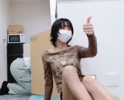 黒髪ショートのスレンダー美人が修理業者呼んで作業してる後ろで全裸になってオナニーする露出痴女配信ヤバすぎｗｗｗ【ライブチャット動画】
